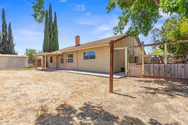 766 Meadowlark Ave, Los Banos, CA 93635