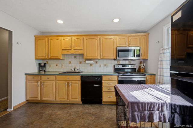 123 Foxdale Lane, Port Jefferson, NY 11777