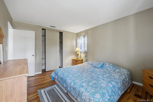 123 Foxdale Lane, Port Jefferson, NY 11777