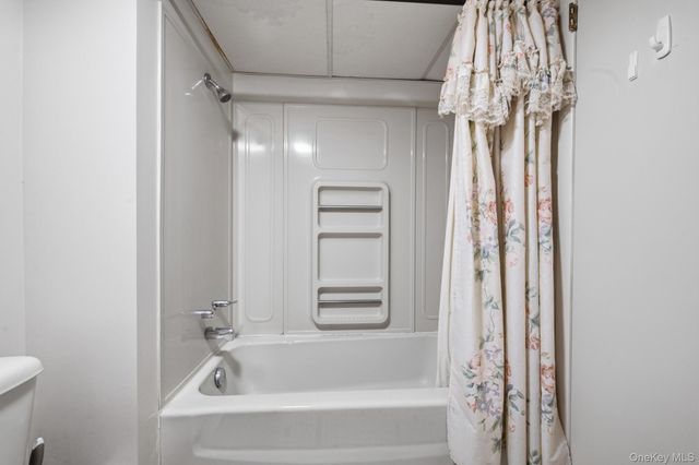 123 Foxdale Lane, Port Jefferson, NY 11777