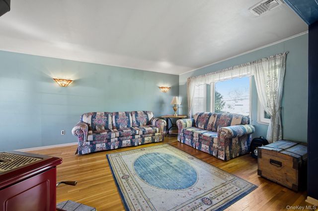 123 Foxdale Lane, Port Jefferson, NY 11777