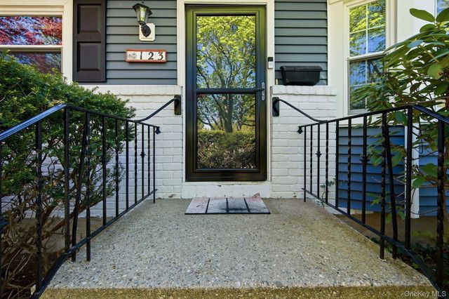 123 Foxdale Lane, Port Jefferson, NY 11777