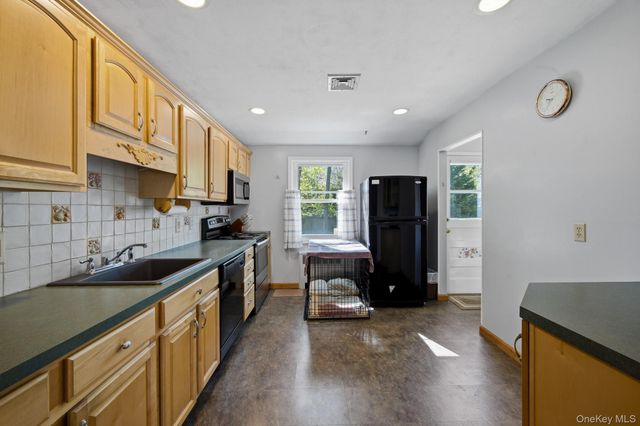 123 Foxdale Lane, Port Jefferson, NY 11777