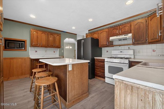 31 Amelia Drive, Colonie, NY 12309