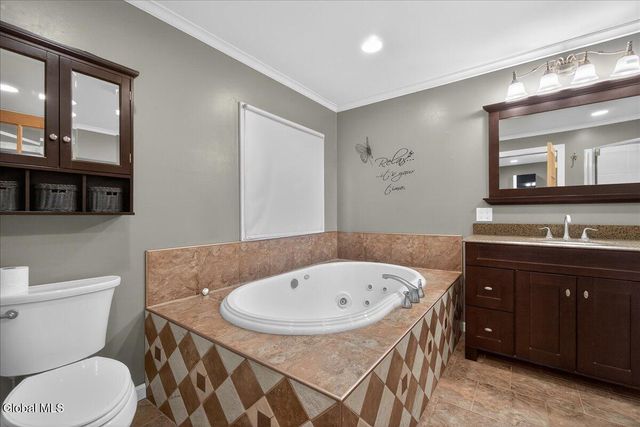 31 Amelia Drive, Colonie, NY 12309