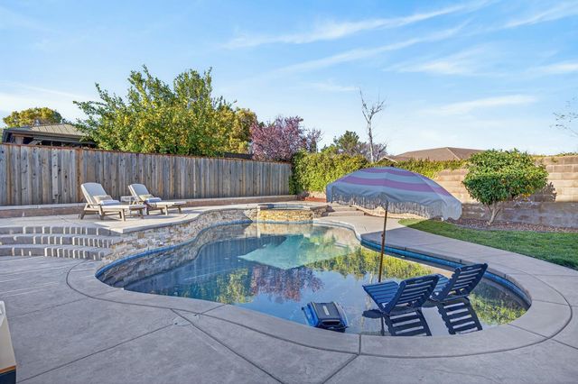 109 Hawk Crest Way, Roseville, CA 95678