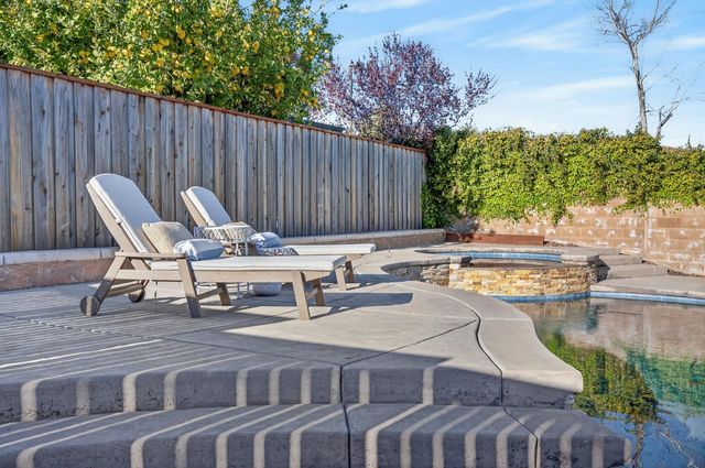 109 Hawk Crest Way, Roseville, CA 95678