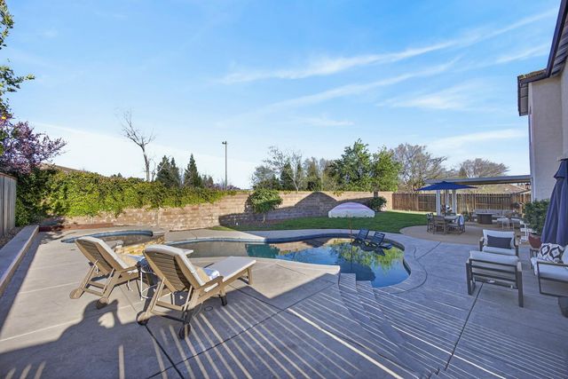 109 Hawk Crest Way, Roseville, CA 95678