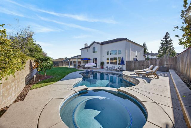 109 Hawk Crest Way, Roseville, CA 95678
