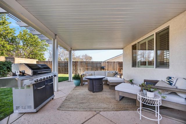 109 Hawk Crest Way, Roseville, CA 95678