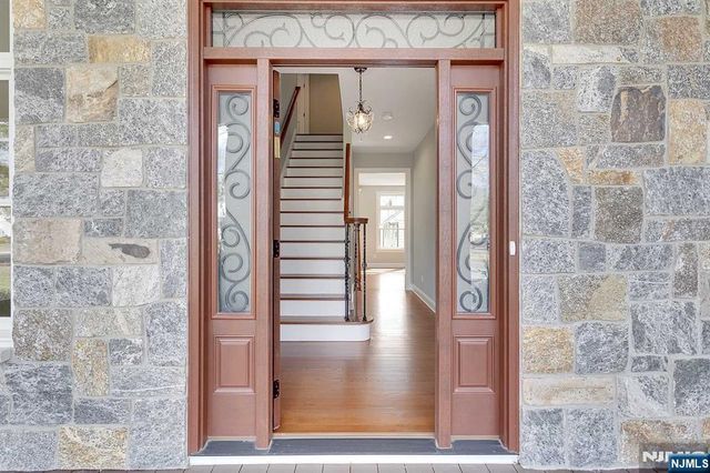 582 Green Valley Road, Paramus, NJ 07652