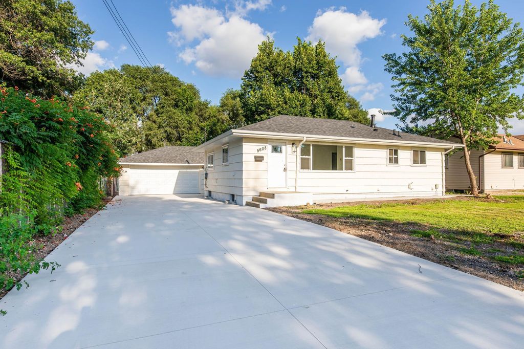 5608 Vera Cruz Avenue N, Crystal, MN 55429