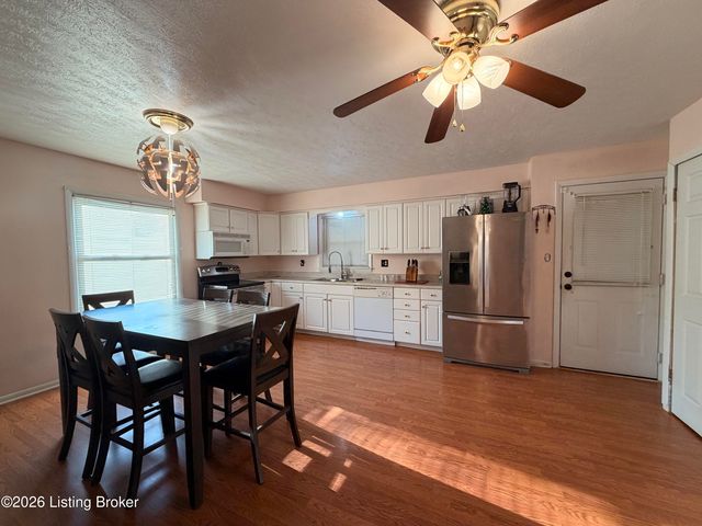 6009 Emmalee Dr, Louisville, KY 40219
