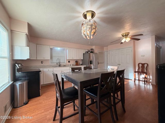 6009 Emmalee Dr, Louisville, KY 40219