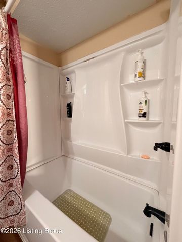 6009 Emmalee Dr, Louisville, KY 40219