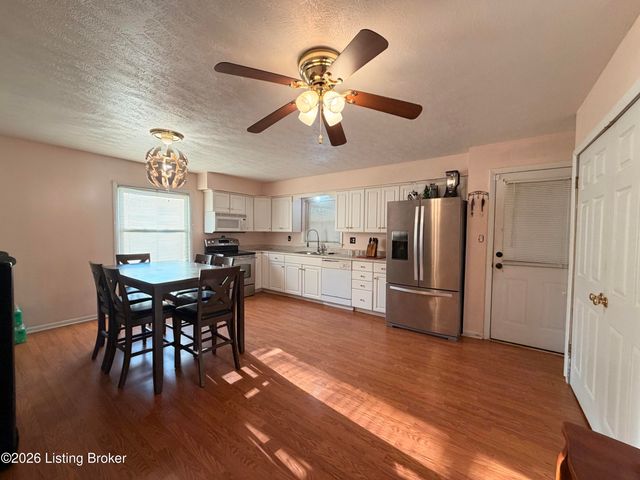 6009 Emmalee Dr, Louisville, KY 40219