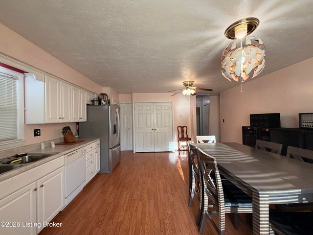 6009 Emmalee Dr, Louisville, KY 40219