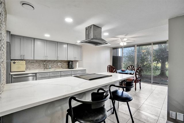 9451 Live Oak Pl 102, Davie, FL 33324