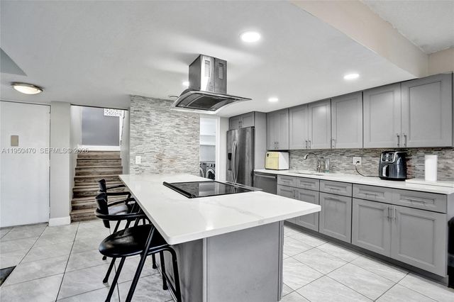 9451 Live Oak Pl 102, Davie, FL 33324