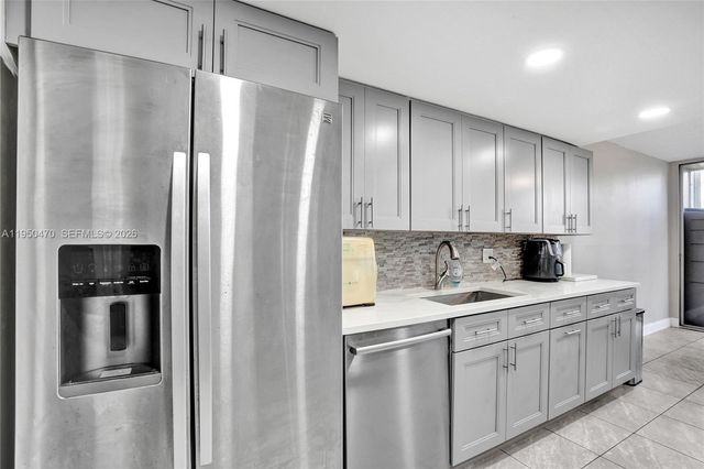 9451 Live Oak Pl 102, Davie, FL 33324