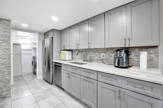 9451 Live Oak Pl 102, Davie, FL 33324