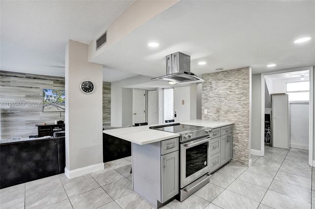 9451 Live Oak Pl 102, Davie, FL 33324