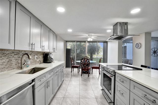 9451 Live Oak Pl 102, Davie, FL 33324