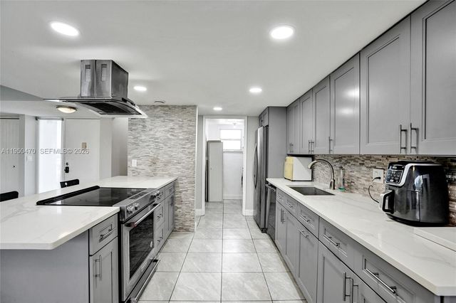 9451 Live Oak Pl 102, Davie, FL 33324