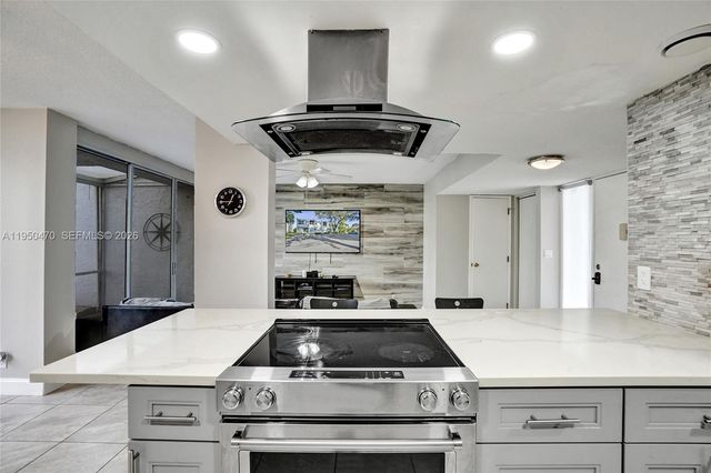 9451 Live Oak Pl 102, Davie, FL 33324