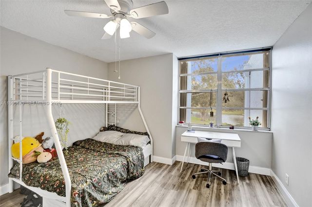 9451 Live Oak Pl 102, Davie, FL 33324