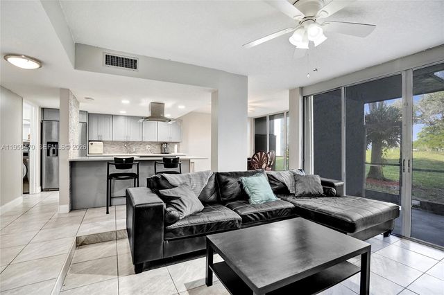 9451 Live Oak Pl 102, Davie, FL 33324