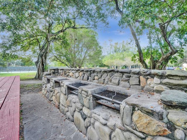 9451 Live Oak Pl 102, Davie, FL 33324