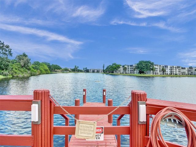 9451 Live Oak Pl 102, Davie, FL 33324
