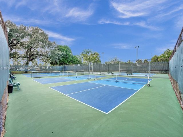 9451 Live Oak Pl 102, Davie, FL 33324