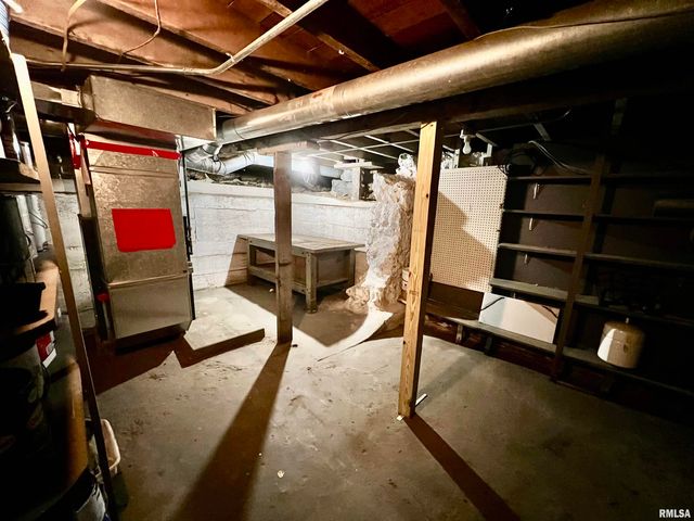 907 11TH Avenue South, Clinton, IA 52732