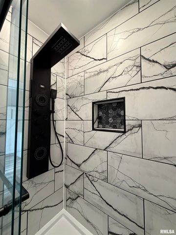 907 11TH Avenue South, Clinton, IA 52732