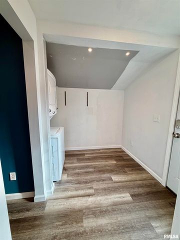 907 11TH Avenue South, Clinton, IA 52732