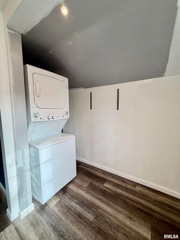 907 11TH Avenue South, Clinton, IA 52732