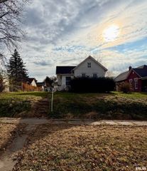 907 11TH Avenue South, Clinton, IA 52732