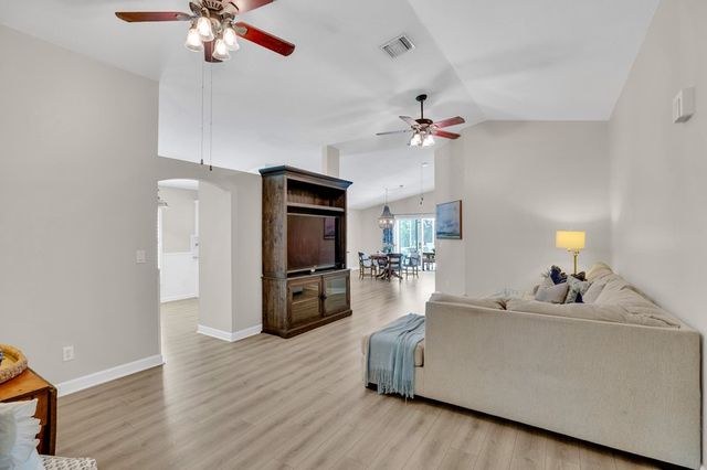589 Willow Court, Sebastian, FL 32958