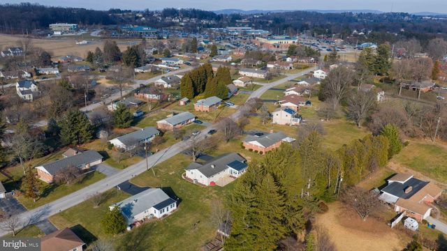 140 RIDGEFIELD DR, York, PA 17403