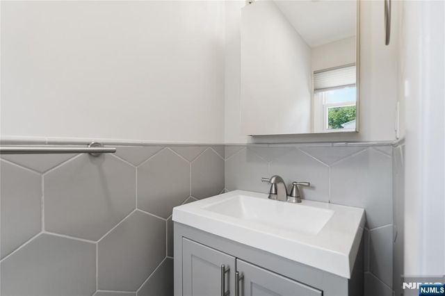 312 Glen Avenue 1st Flr, Palisades Park, NJ 07650