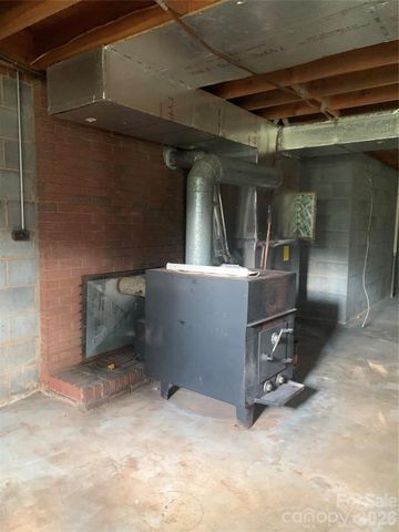6285 Nc 16 Highway N, Taylorsville, NC 28681