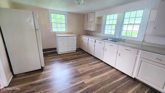 806 Vale St, Loudon, TN 37774