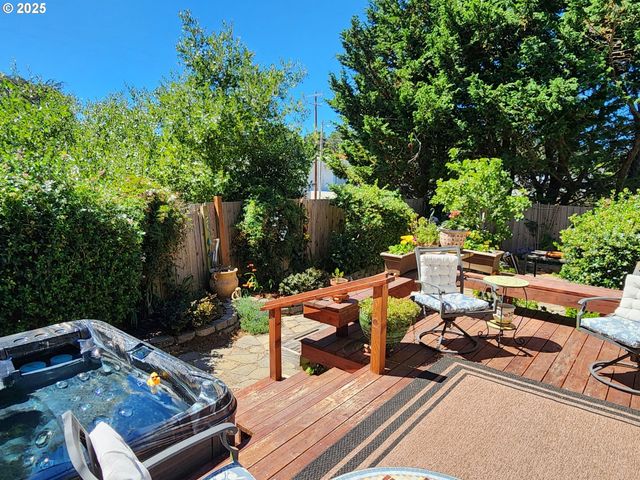 1126 WASHINGTON St, Port Orford, OR 97465