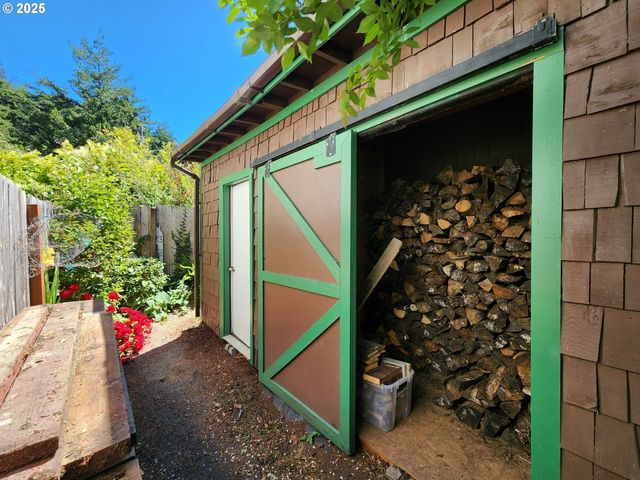 1126 WASHINGTON St, Port Orford, OR 97465