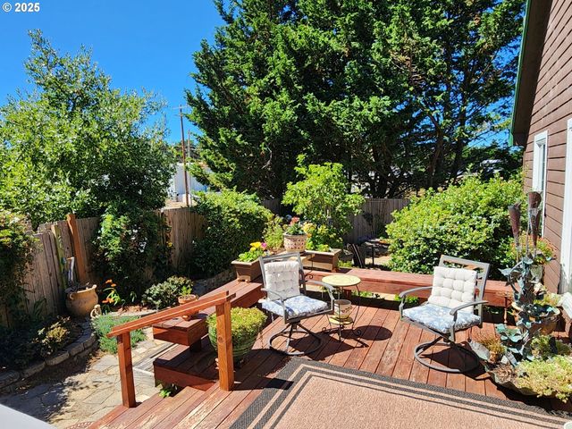 1126 WASHINGTON St, Port Orford, OR 97465