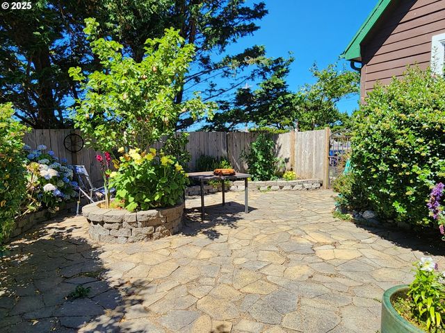1126 WASHINGTON St, Port Orford, OR 97465