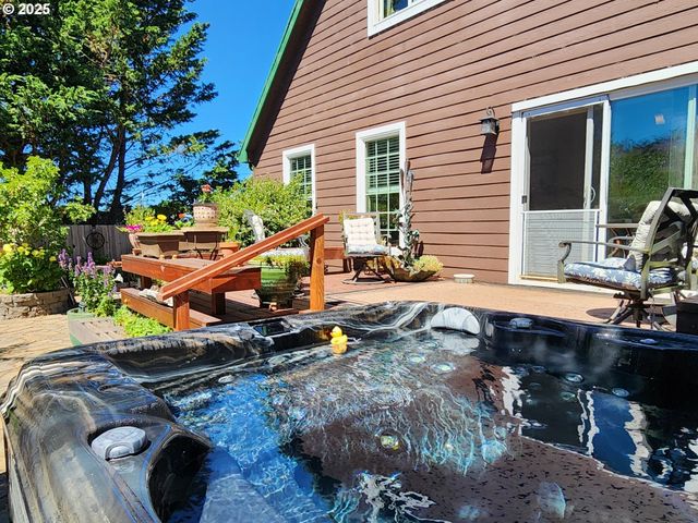 1126 WASHINGTON St, Port Orford, OR 97465