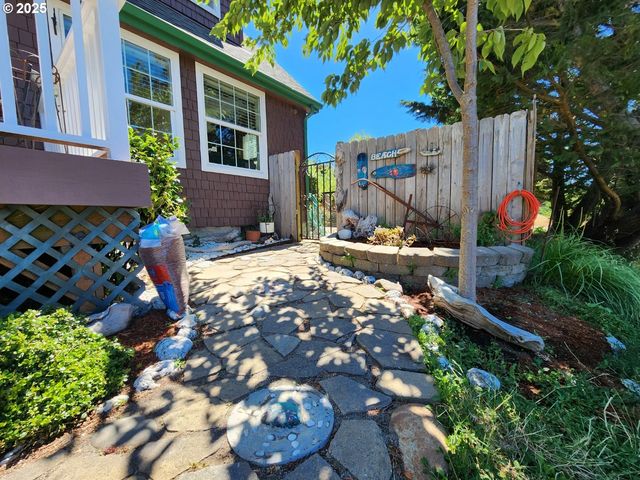 1126 WASHINGTON St, Port Orford, OR 97465
